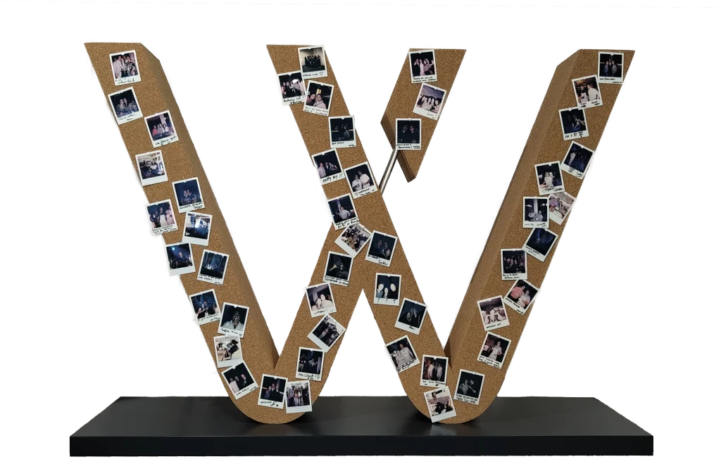 At WeClub Sharing Experiences 2024, we took photos that we signed and put in a ‘W’, immortalising this unforgettable meeting with our distributors and adding a special touch to the decoration of our building.